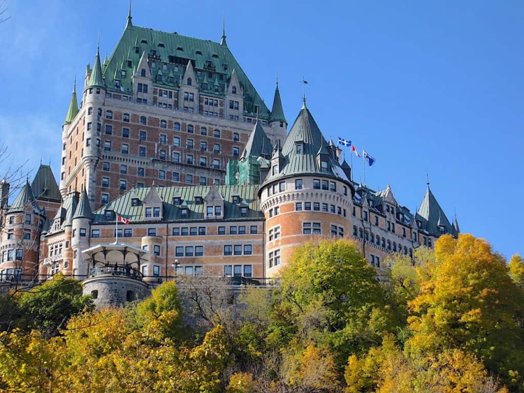 老魁北克市芳堤娜酒店俯瞰港口在我们访问加拿大新英格兰巡航。