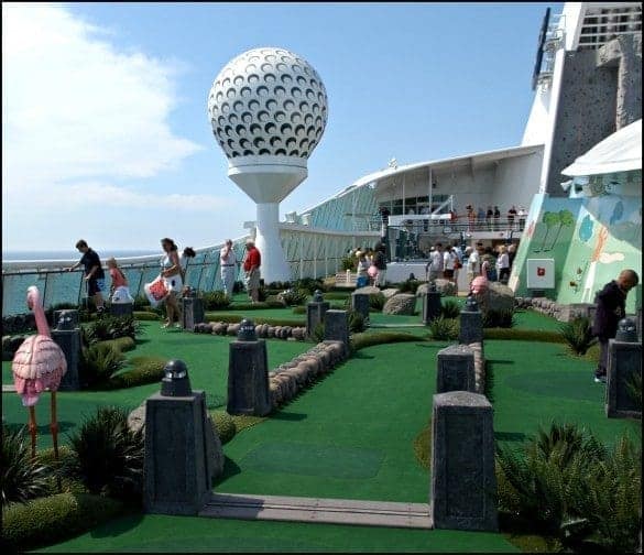 海洋旅行者号beplay下载苹果官网上的皇家加勒比迷你高尔夫球场图片来源:Sherry Laskin