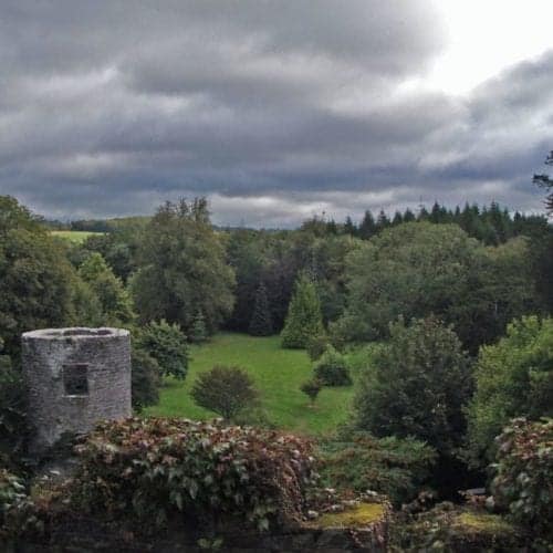 就在风雨来临之前，布拉尼城堡露台上的花园呈现出一种神奇的外观。