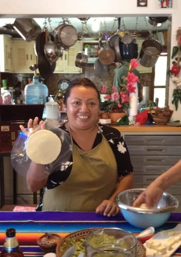 在科苏梅尔的Josefina's Kitchen烹饪课上做玉米饼。