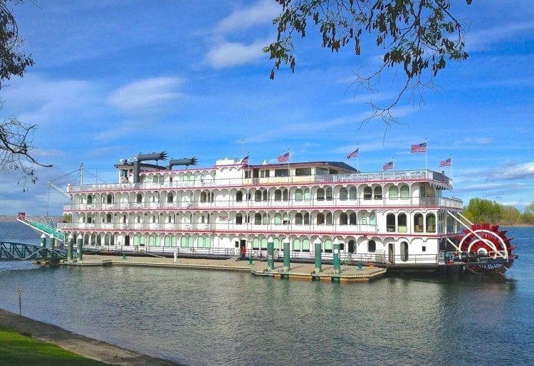 美国邮轮公司的西部女王号，在哥伦比亚河游轮上，停靠在俄勒冈州的彭德尔顿。