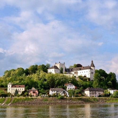 如果你选择在莱茵河上游船，一定要包括联合国教科文组织世界遗产的河段，那里有比你想象的更多的童话城堡和要塞废墟。