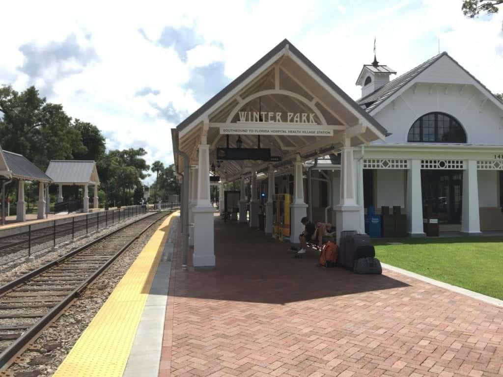 搭乘美国铁路公司(Amtrak)的火车站前往奥兰多附近的佛罗里达冬季公园。