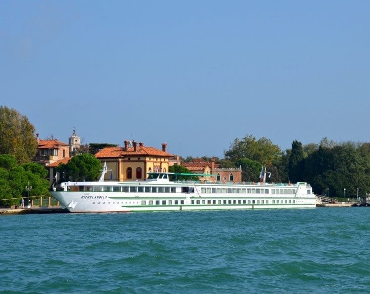 croiseurope米开朗基罗河船停靠在威尼斯。