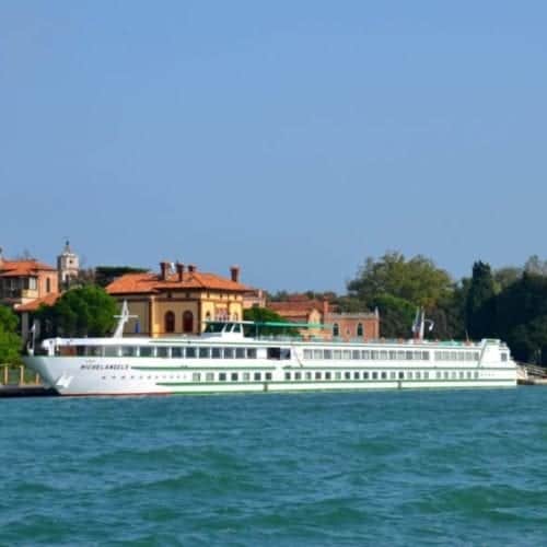 croiseurope米开朗基罗河船停靠在威尼斯。