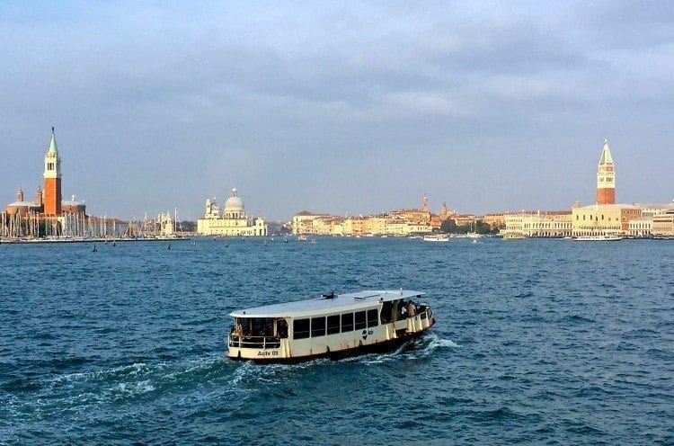 从米开朗基罗船头望向西方，威尼斯的景色。