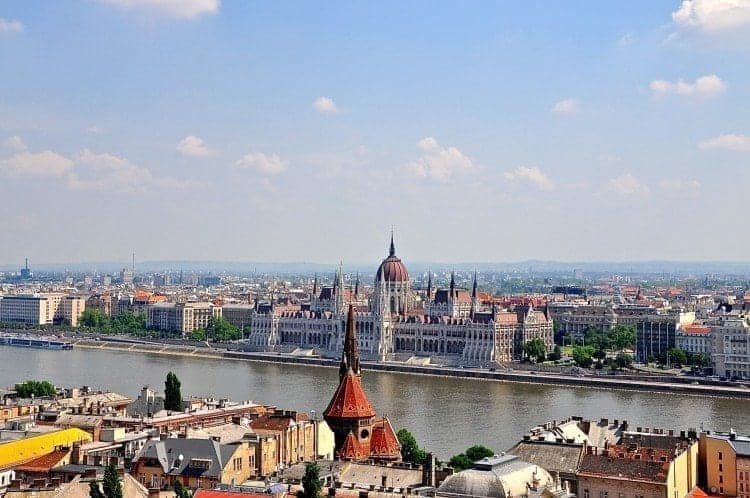 从多瑙河对岸看布达佩斯议会大厦。