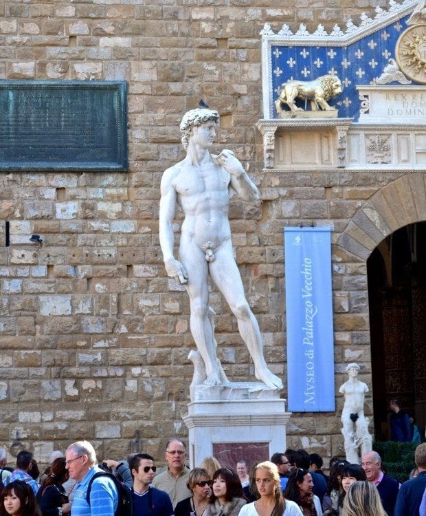 佛罗伦萨米开朗基罗的大卫雕像的复制品。