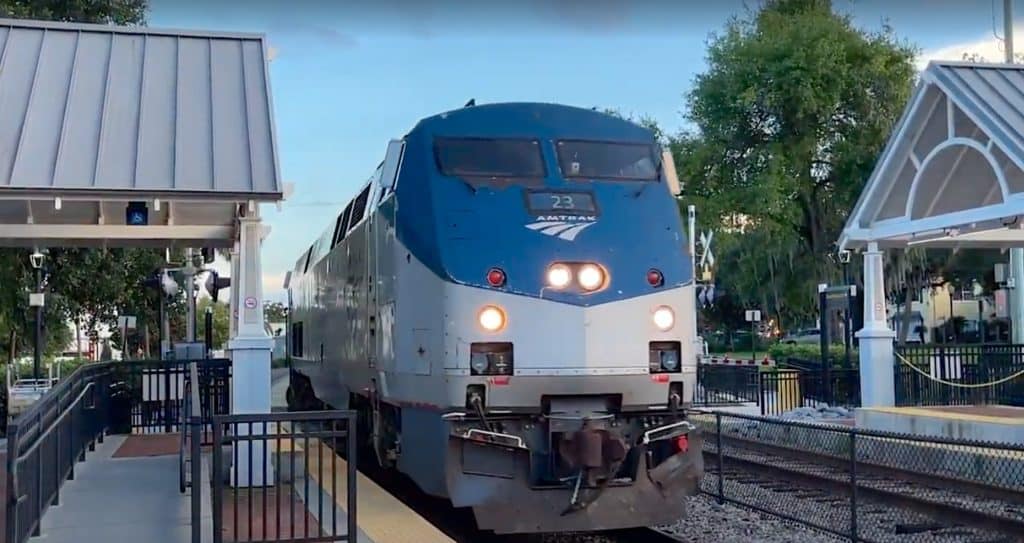 美国铁路公司的火车银星冬季公园到达佛罗里达去纽约。