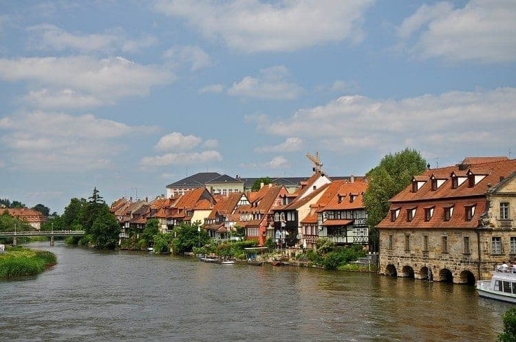 班堡位于雷格尼茨河上，如果你在附近的美因河上游览，通常会想到班堡。