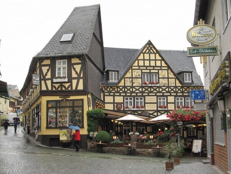 Rüdesheim，德国是被称为浪漫莱茵河的路段上的一个图书终结城市。
