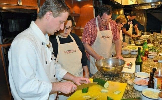 荷兰-美国Maasdam船上的烹饪中心的动手烹饪课程。