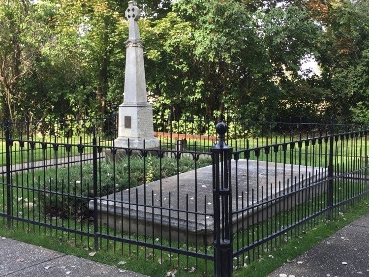 惠特曼教会的大坟墓。1847年卡尤斯大屠杀后，16名传教士，包括7名儿童被葬在一起。