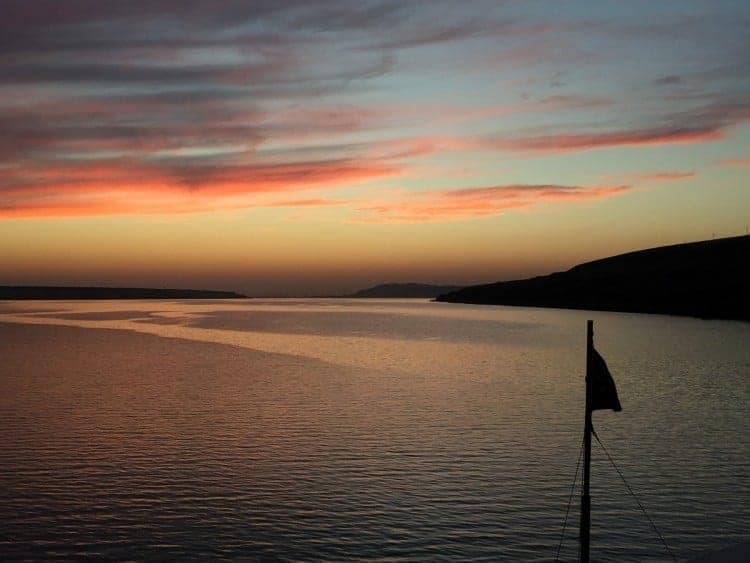 从Un-Cruise Adventures的“遗产”号上欣赏到哥伦比亚河上美丽的日落。