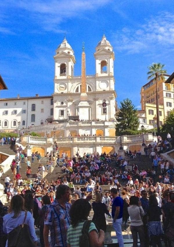 十月，罗马拥挤的西班牙台阶。