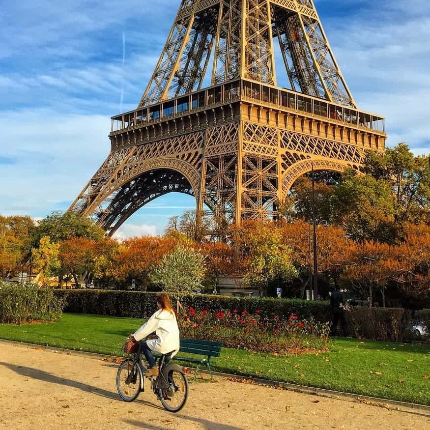 在巴黎一个秋日的下午散步