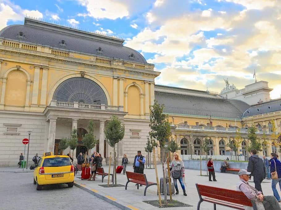 布达佩斯Keleti火车站外大厅附近的出租车站。