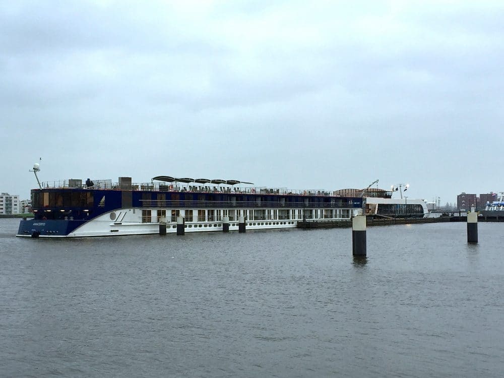 阿姆斯特丹的河邮轮码头