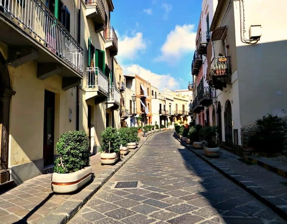 利帕里老城的主要街道。