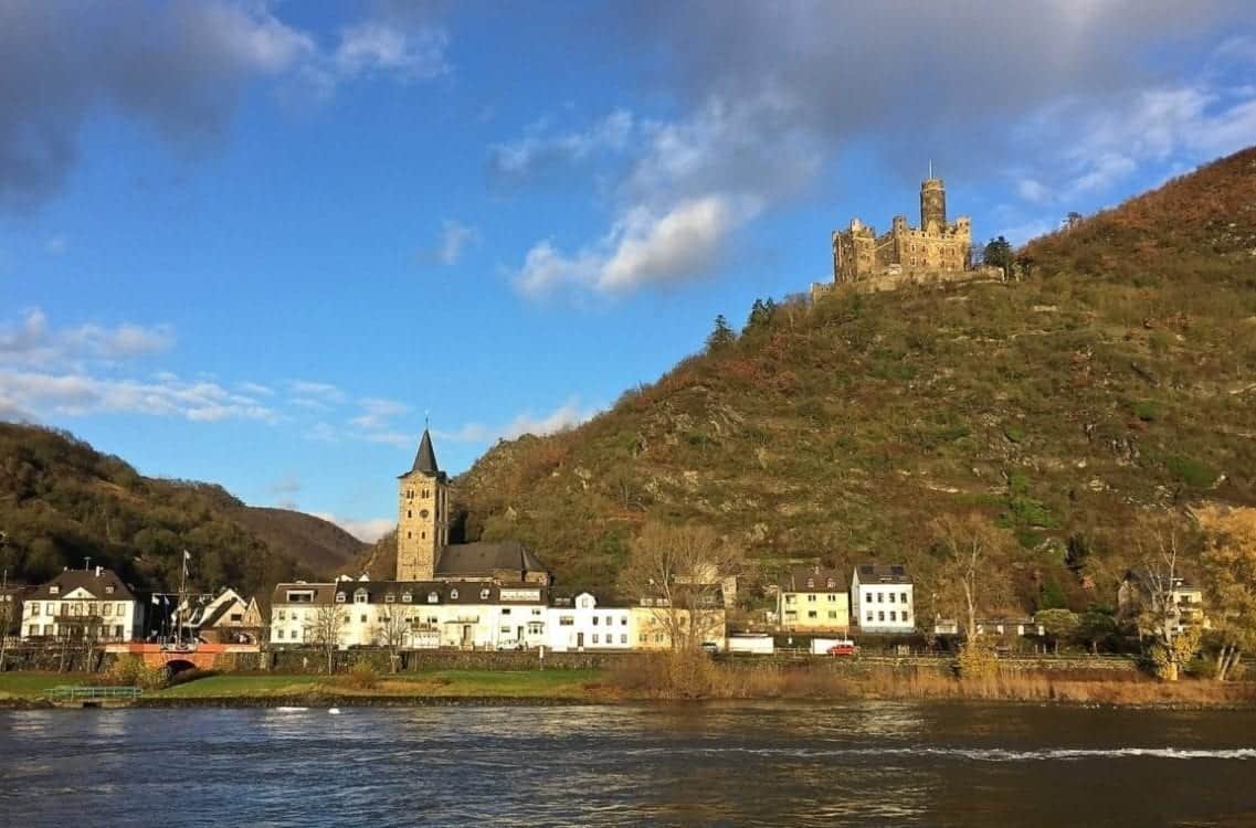 莱茵河上的小山上的城堡