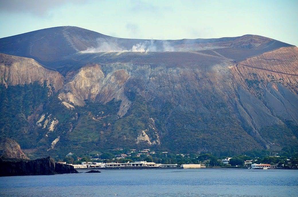 持续燃烧的火山岛。