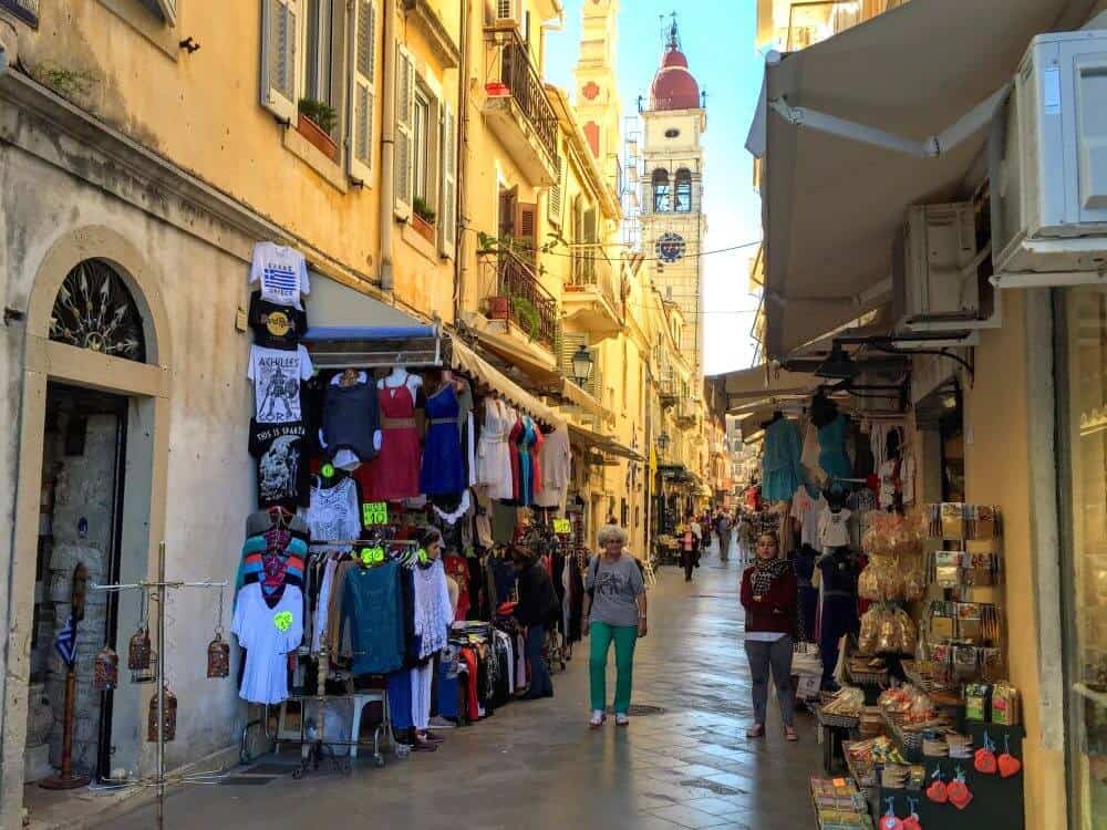 在科孚岛老城购物的一天