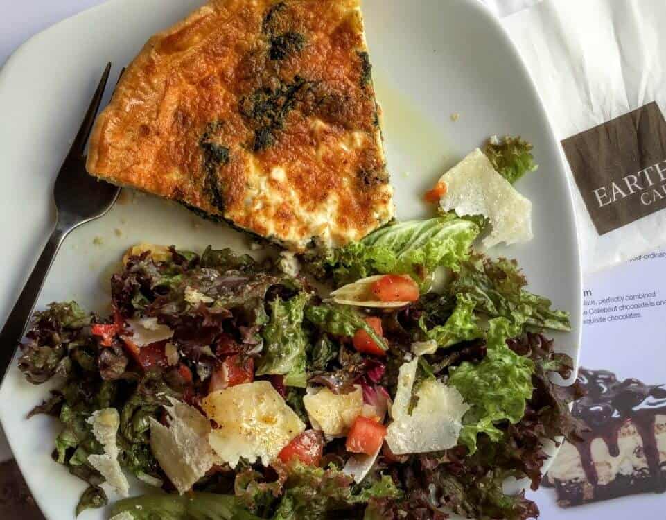 科孚岛地球咖啡馆的乳蛋饼和沙拉