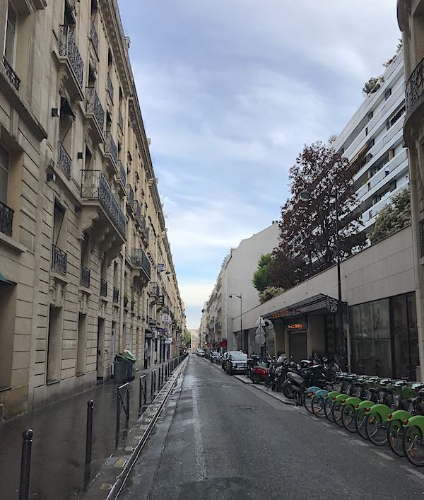 清晨，巴黎空旷的街道上