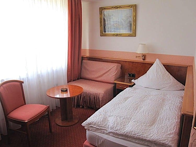 德国Cochem的单人酒店房间。