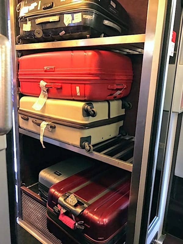 火车上行李架上的一叠手提箱