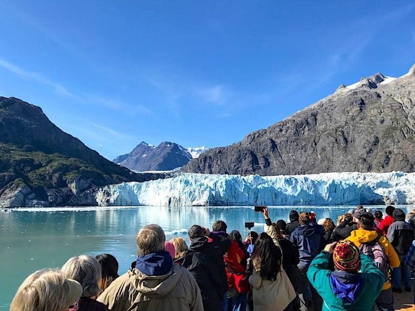 人们站在冰川湾欧洲大坝的船头