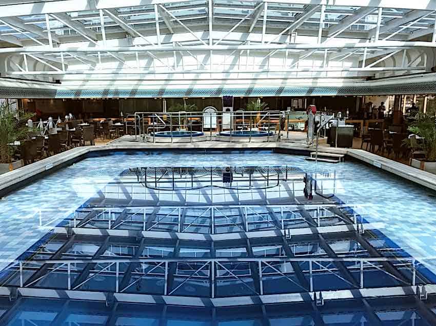 带滑动穹顶的欧洲泳池。