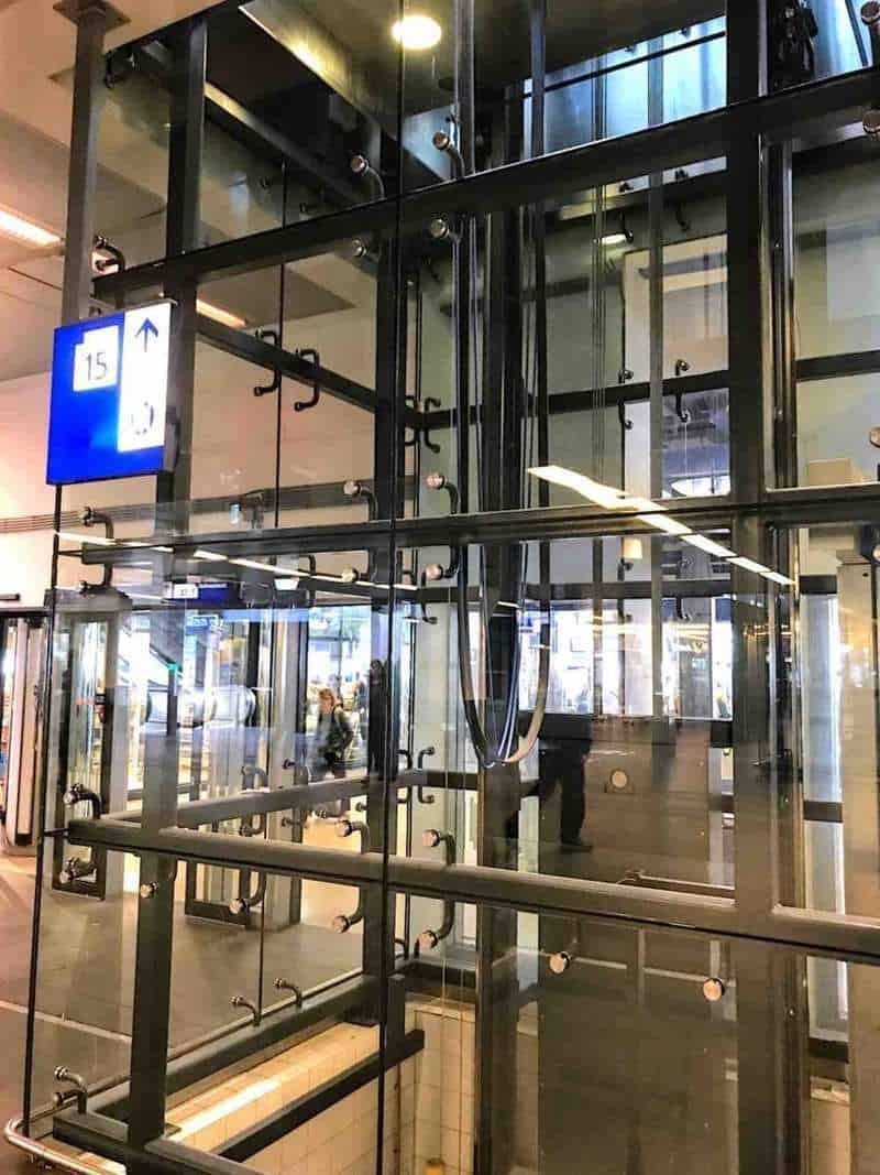 女性独自旅行者应该在火车站找到玻璃电梯。
