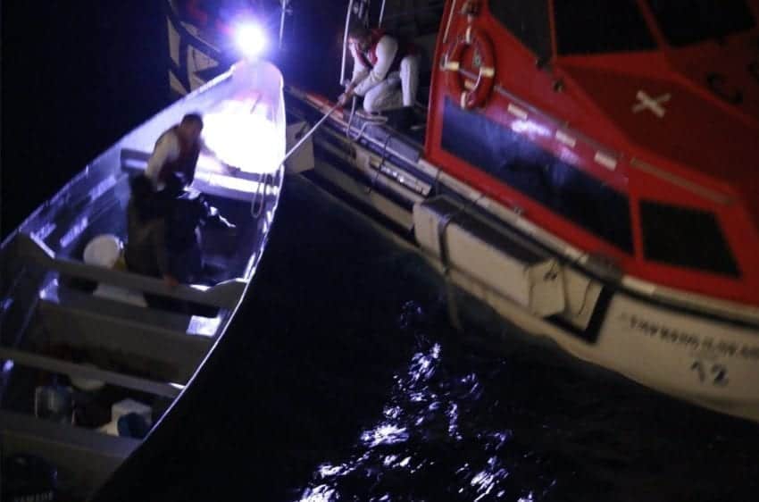 “海洋皇后号”游轮营救被困渔民。
