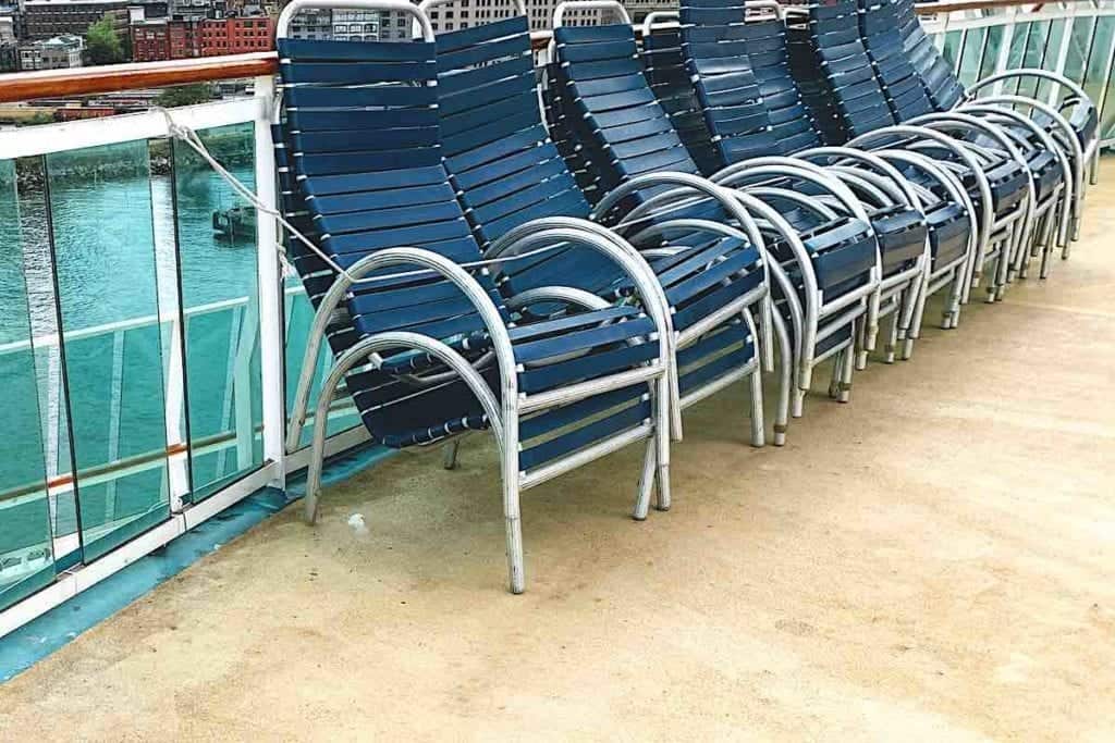 “海洋光辉号”甲板上的椅子系在栏杆上。