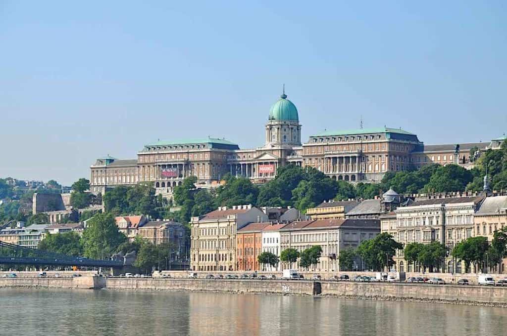 多瑙河对岸的布达城堡