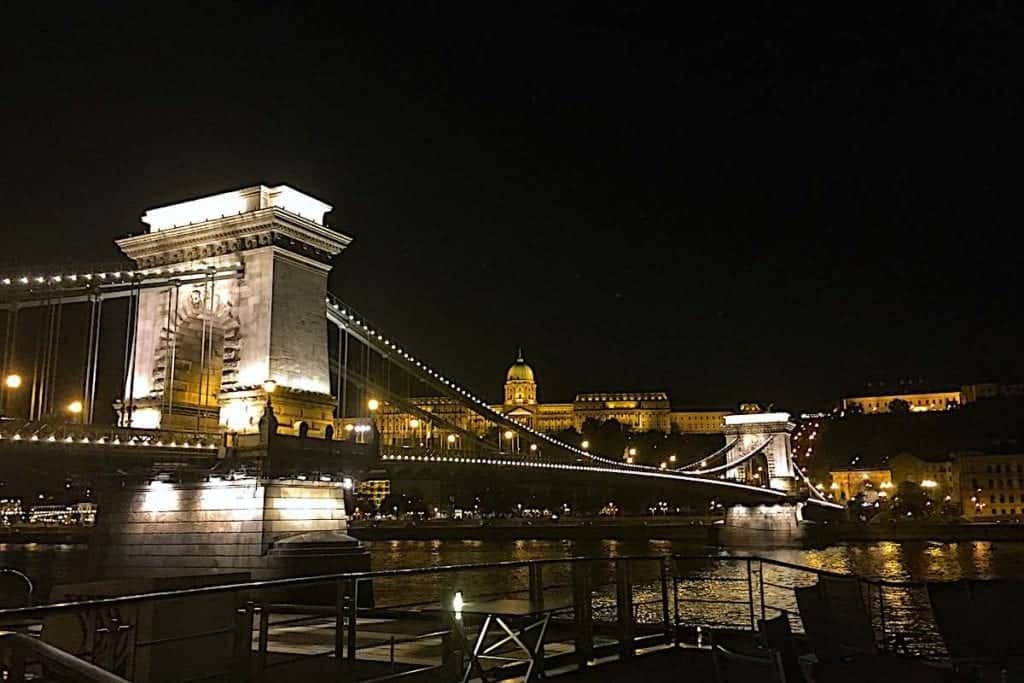 多瑙河游船和布达佩斯的夜晚链桥
