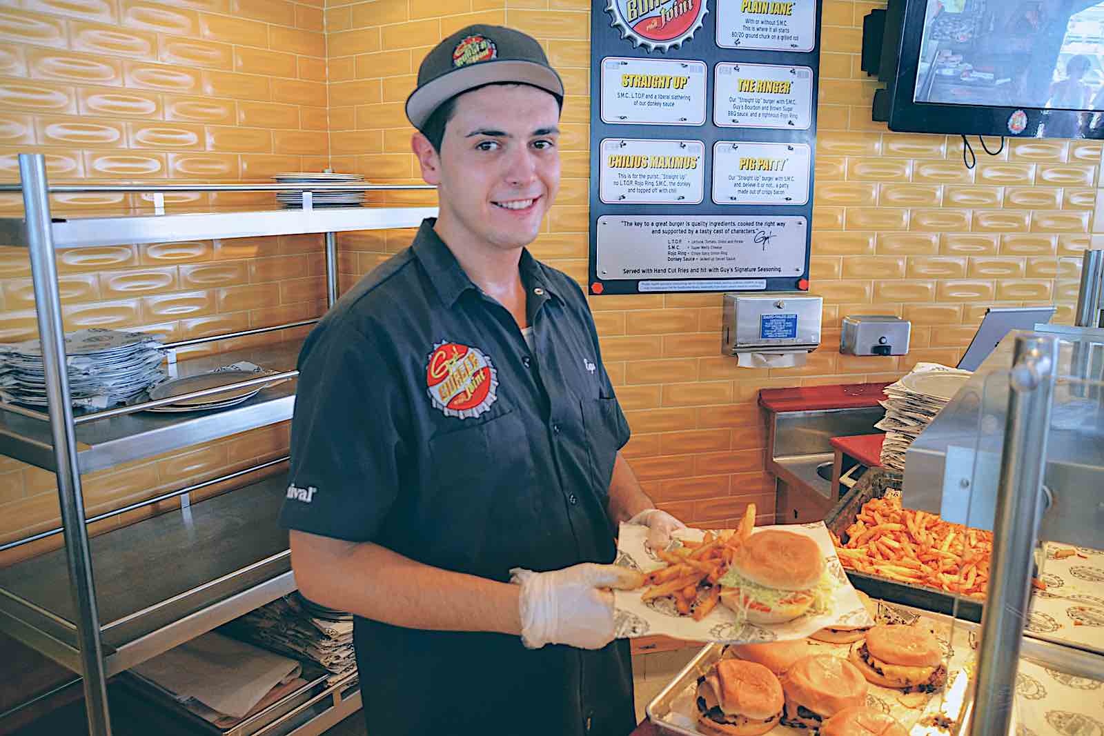 Guy's Burger Joint Line in制服厨师提供Guy Fieri汉堡。