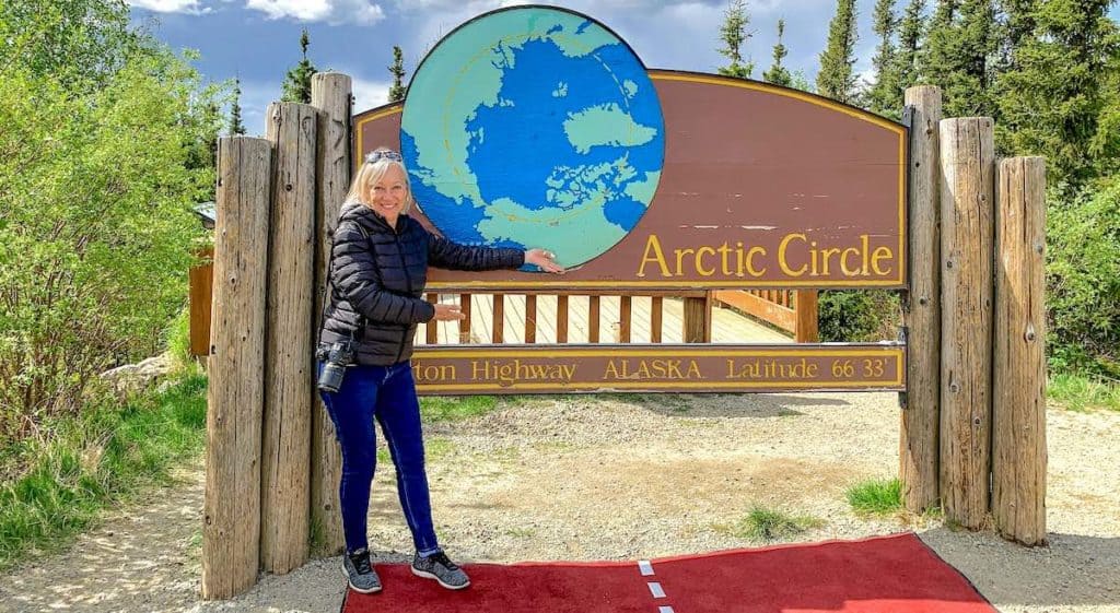 在一次独自前往阿拉斯加的游轮旅行中，我来到了这个欢迎来到北极圈的标志。