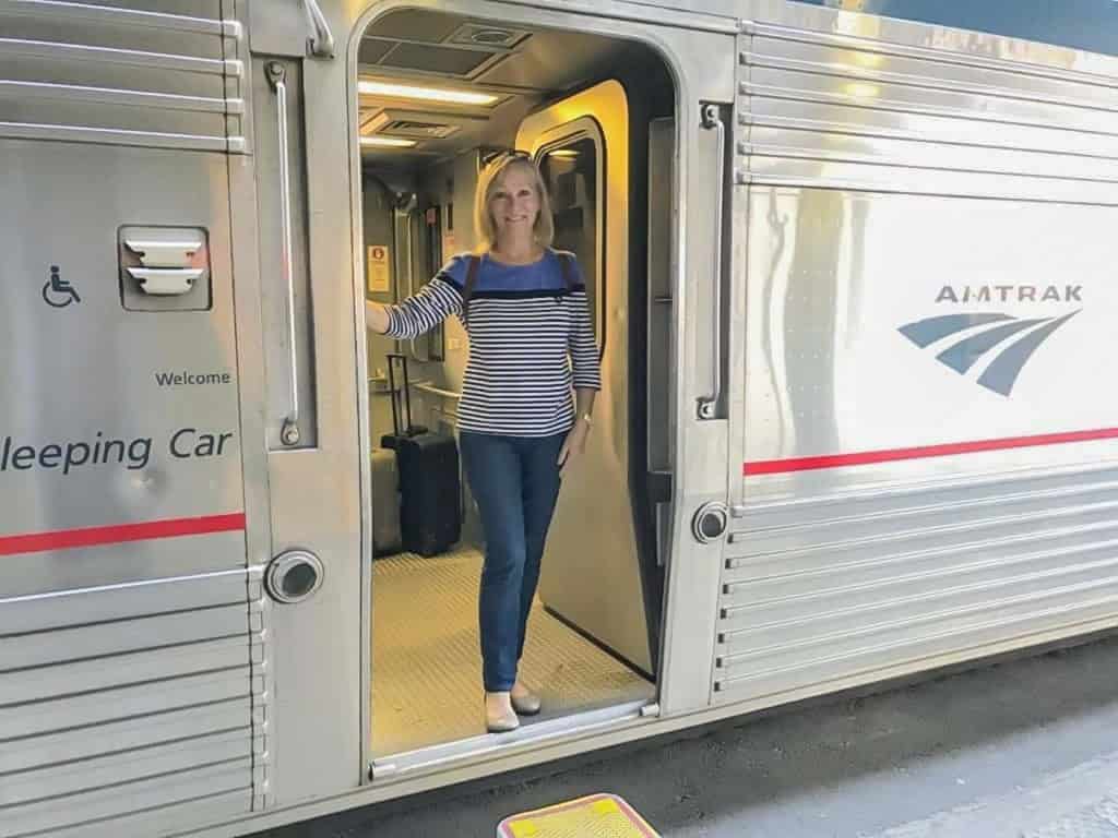 在美国铁路公司的火车上，雪莉站在门口。